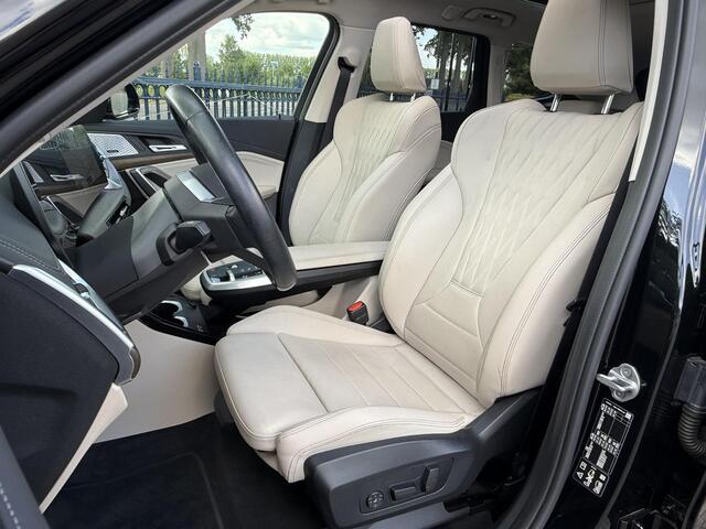 BMW X1 xDrive23i X LINE | PANORAMA | SPORTSTOELEN | ELEKTRISCHE STOEL | LEDER | 18 INCH LM VELGEN |