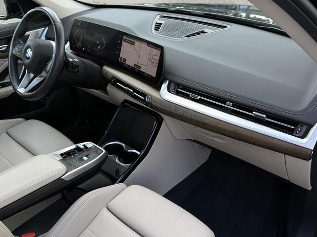 BMW X1 xDrive23i X LINE | PANORAMA | SPORTSTOELEN | ELEKTRISCHE STOEL | LEDER | 18 INCH LM VELGEN |