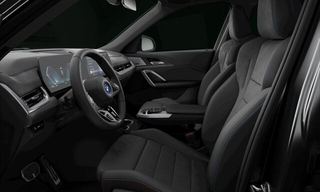 BMW X1 xDrive30e | M-Sport | Live Cockpit | Panorama | Leder/Alcantara | Memory | H&K | ACC | Trekhaak | 20"LM | Frozen Pure Grey