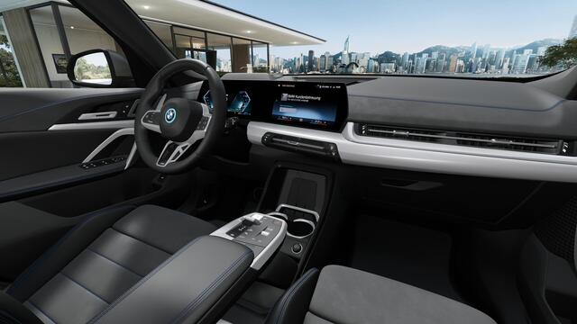 BMW X1 xDrive25e M Sport Automaat / Panoramadak / Trekhaak / Sportstoelen / Head-Up / M Adaptief onderstel / Parking Assistant Plus / Adaptieve LED / Comfort Access