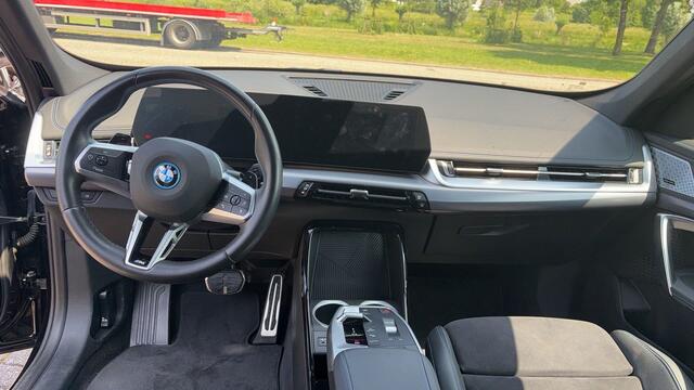 BMW X1 xDrive25e M-Sport | Harman Kardon | Massage | Camera | 18" | Trekhaak Verwacht
