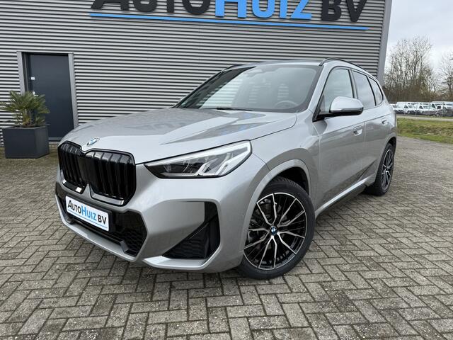 BMW X1 sDrive20i M Sport Trekhaak LED Carplay Achteruitrijcamera PDC Trekhaak 1800 KG Trekgewicht 19 Inch 4Seizoenenbanden DAB Shadow-line
