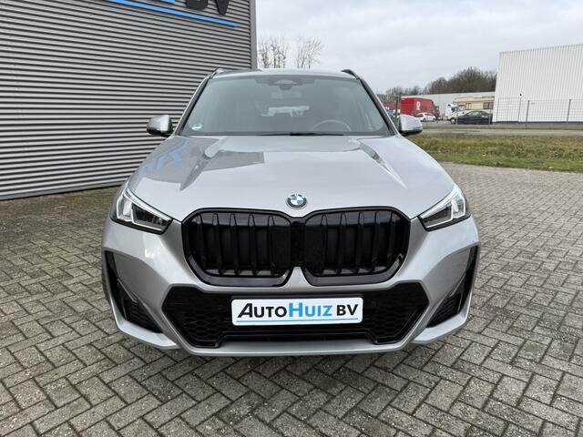 BMW X1 sDrive20i M Sport Trekhaak LED Carplay Achteruitrijcamera PDC Trekhaak 1800 KG Trekgewicht 19 Inch 4Seizoenenbanden DAB Shadow-line