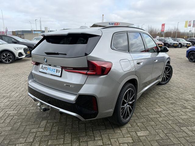 BMW X1 sDrive20i M Sport Trekhaak LED Carplay Achteruitrijcamera PDC Trekhaak 1800 KG Trekgewicht 19 Inch 4Seizoenenbanden DAB Shadow-line