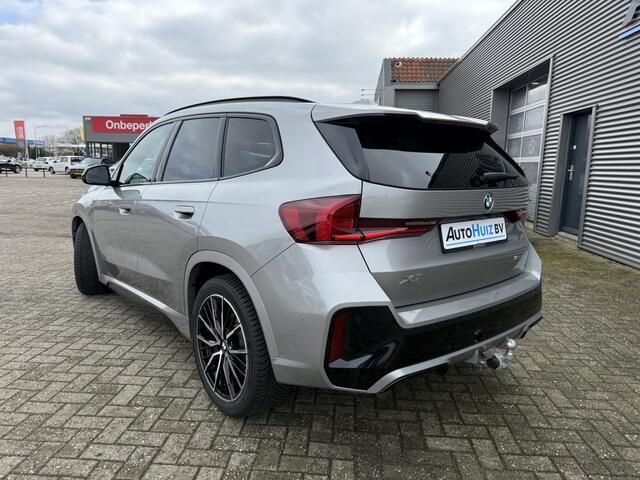 BMW X1 sDrive20i M Sport Trekhaak LED Carplay Achteruitrijcamera PDC Trekhaak 1800 KG Trekgewicht 19 Inch 4Seizoenenbanden DAB Shadow-line