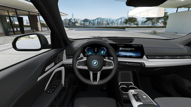 BMW X1 xDrive25e M Sport Automaat / Panoramadak / Trekhaak / Sportstoelen / M Adaptief onderstel / Comfort Access / Parking Assistant Plus / Adaptieve LED / Stuurverwarming