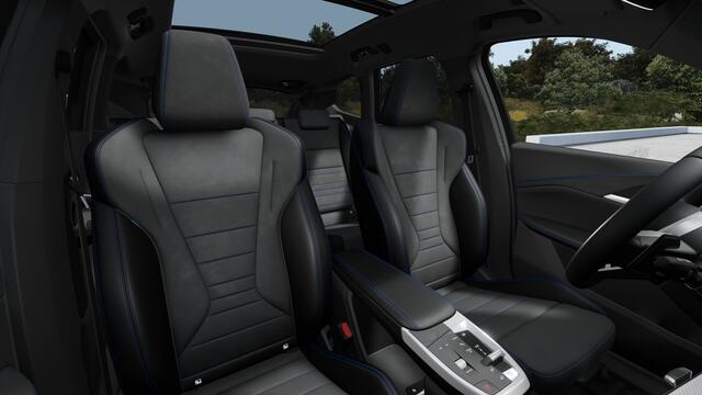 BMW X1 xDrive25e M Sport Automaat / Panoramadak / Trekhaak / Sportstoelen / M Adaptief onderstel / Comfort Access / Head-Up / Adaptieve LED / Parking Assistant Plus