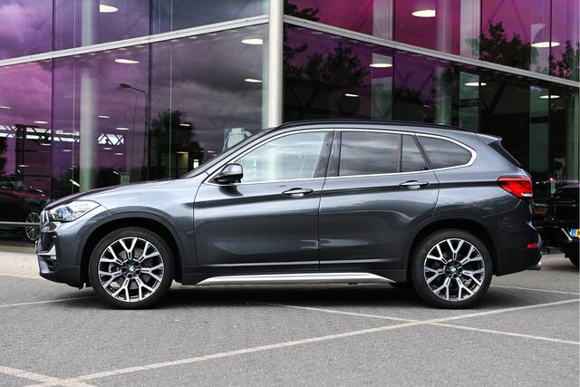 BMW X1 sDrive20i xLine Automaat / Trekhaak / Sportstoelen / Comfort Access / Achteruitrijcamera / Head-Up / Cruise Control