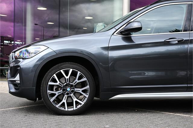 BMW X1 sDrive20i xLine Automaat / Trekhaak / Sportstoelen / Comfort Access / Achteruitrijcamera / Head-Up / Cruise Control