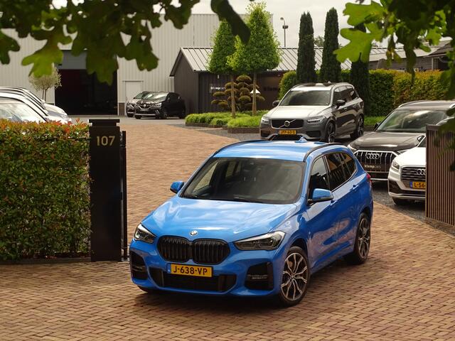 BMW X1 sDrive20i M-Sport | St.verw | 19inch | Trekhaak | Misano Blu