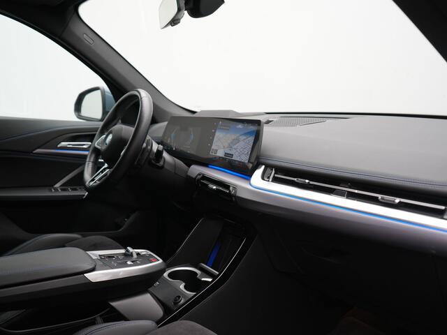 BMW X1 xDrive30e M Sport PHEV 326pk Dealer O.H. | Trekhaak Af Fabriek | Adaptive Cruise | Head Up | Harman / Kardon | 360 Camera | Alcantara Sportstoelen Memory & Verwarmd | Adaptief Onderstel | Sfeerverlichting | Stuur Verwarmd | Blis | Keyless | 20"L.M | Plug 