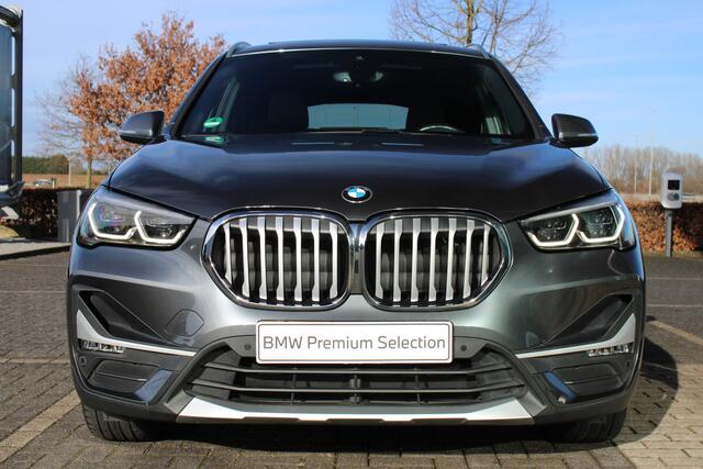 BMW X1 xDrive25e High Executive xLine Automaat / Panoramadak / Sportstoelen / Comfort Access / LED / Head-Up
