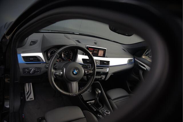 BMW X1 xDrive25e Executive M Sport | Stoelverwarming | Trekhaak | Parkeersensoren | Navigatie | Ambiance Verlichting | Keyless | Cruise Control | LED | Climate Control | DAB | BTW | SOH 90%