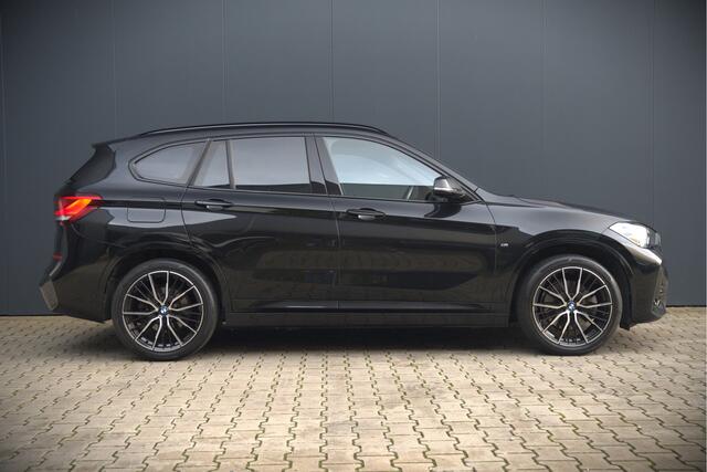 BMW X1 xDrive25e Executive M Sport | Stoelverwarming | Trekhaak | Parkeersensoren | Navigatie | Ambiance Verlichting | Keyless | Cruise Control | LED | Climate Control | DAB | BTW | SOH 90%