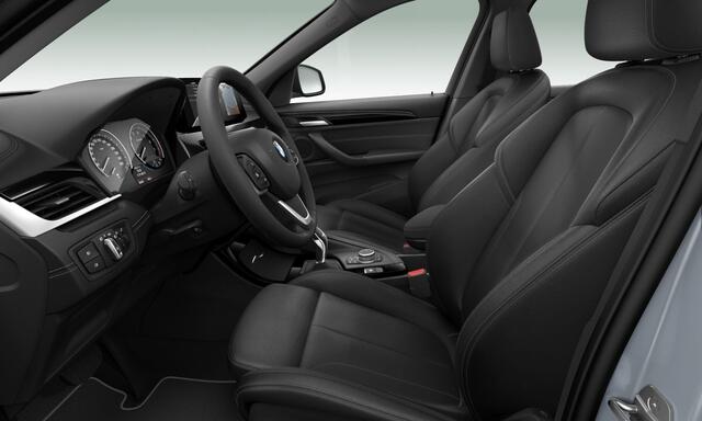 BMW X1 sDrive20i xLine - Pano - Trekhaak - Head-Up - Camera