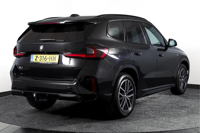 BMW X1 sDrive18i 136 PK | M-Sport | Afn. Trekhaak | Dig. Cockpit | Cruise | PDC | Camera | NAV + App. Connect | ECC | Elek. Klep | LM 18" |