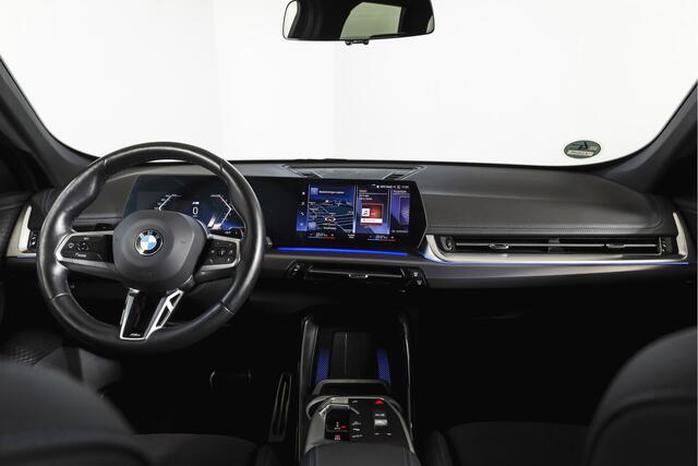BMW X1 sDrive18i 136 PK | M-Sport | Afn. Trekhaak | Dig. Cockpit | Cruise | PDC | Camera | NAV + App. Connect | ECC | Elek. Klep | LM 18" |