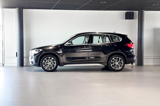BMW X1 sDrive20i Business Edition Plus | X-Line | Glazen Panoramadak | Stoelverwarming | Head-Up Display | Achteruitrijcamera |