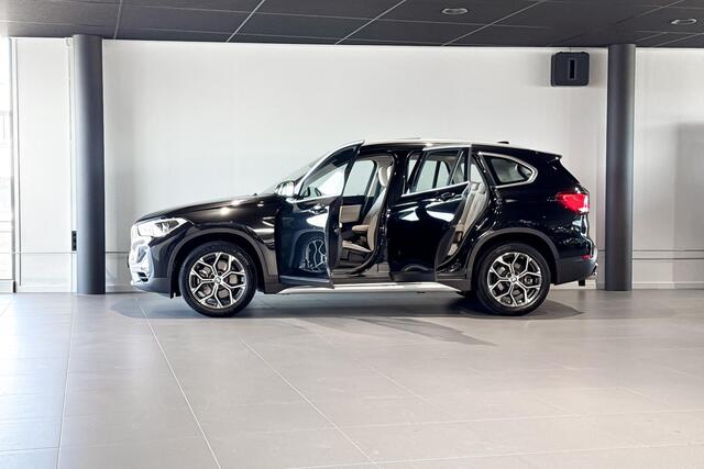 BMW X1 sDrive20i Business Edition Plus | X-Line | Glazen Panoramadak | Stoelverwarming | Head-Up Display | Achteruitrijcamera |