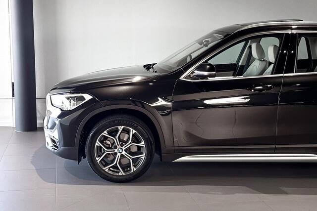 BMW X1 sDrive20i Business Edition Plus | X-Line | Glazen Panoramadak | Stoelverwarming | Head-Up Display | Achteruitrijcamera |