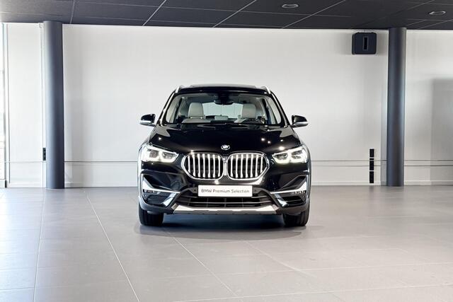 BMW X1 sDrive20i Business Edition Plus | X-Line | Glazen Panoramadak | Stoelverwarming | Head-Up Display | Achteruitrijcamera |