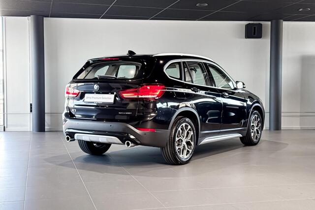 BMW X1 sDrive20i Business Edition Plus | X-Line | Glazen Panoramadak | Stoelverwarming | Head-Up Display | Achteruitrijcamera |