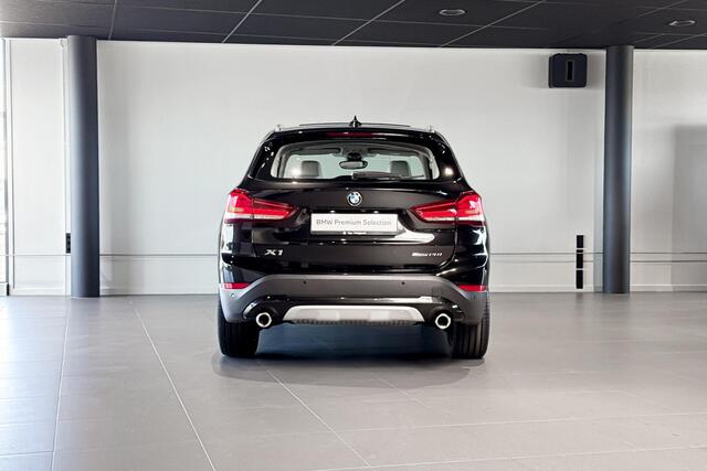 BMW X1 sDrive20i Business Edition Plus | X-Line | Glazen Panoramadak | Stoelverwarming | Head-Up Display | Achteruitrijcamera |