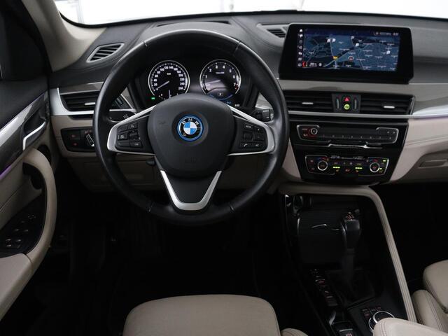BMW X1 xDrive25e Business Edition Plus | SOH 91,4% | Panoramadak | Leder | Stoelverwarming | Sfeerverlichting | Cruise control | Navigatie | Park assist | PHEV