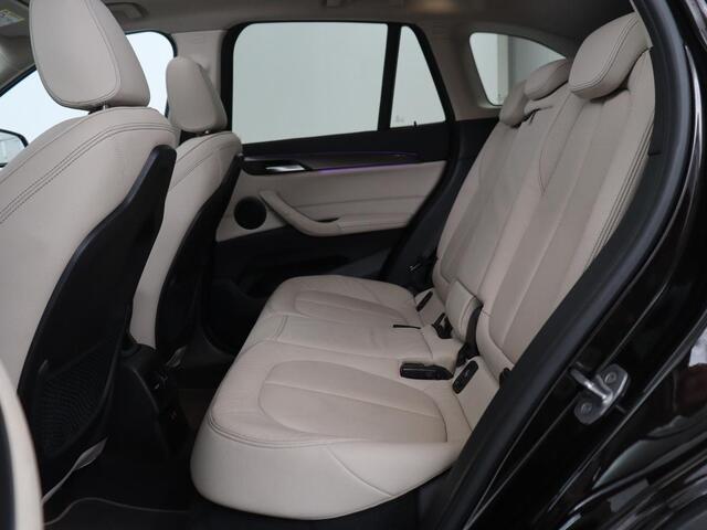 BMW X1 xDrive25e Business Edition Plus | SOH 91,4% | Panoramadak | Leder | Stoelverwarming | Sfeerverlichting | Cruise control | Navigatie | Park assist | PHEV