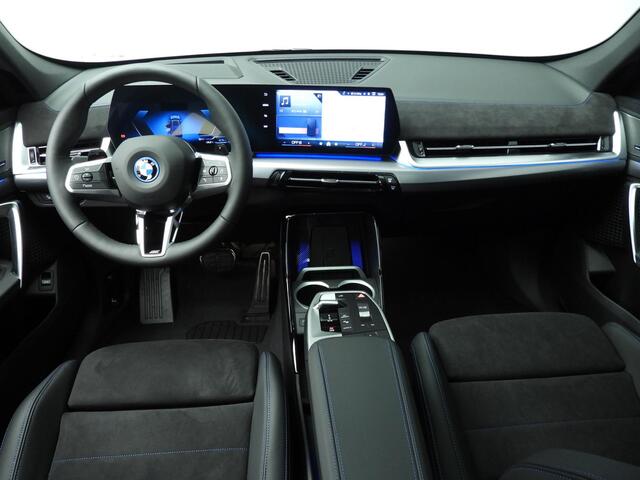 BMW X1 xDrive25e M-Sportpakket / Trekhaak / Panoramadak / Driving assist plus / Getint glas / Head-up / Harman-kardon / Alu wielen 20 inch