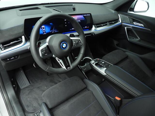 BMW X1 xDrive25e M-Sportpakket Pro / Panoramadak / Trekhaak / Harman-Kardon / Driving assist plus / Head-up / Alu wielen 20 inch