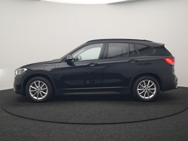 BMW X1 xDrive25e Advantage PHEV 221pk Dealer O.H. | Head Up | Lederen Comfortzetels Verwarmd | Camera | Cruise Control | Park Asssist | Navigatie | DAB | M Sportstuur | Plug In Hybrid |