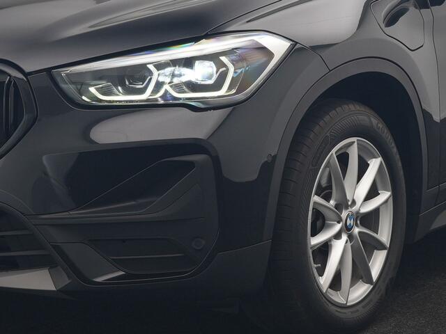 BMW X1 xDrive25e Advantage PHEV 221pk Dealer O.H. | Head Up | Lederen Comfortzetels Verwarmd | Camera | Cruise Control | Park Asssist | Navigatie | DAB | M Sportstuur | Plug In Hybrid |