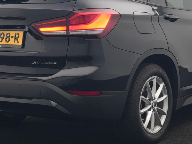BMW X1 xDrive25e Advantage PHEV 221pk Dealer O.H. | Head Up | Lederen Comfortzetels Verwarmd | Camera | Cruise Control | Park Asssist | Navigatie | DAB | M Sportstuur | Plug In Hybrid |