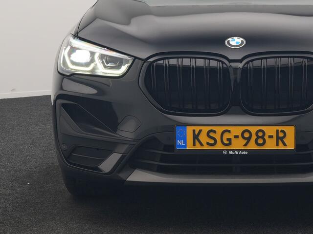 BMW X1 xDrive25e Advantage PHEV 221pk Dealer O.H. | Head Up | Lederen Comfortzetels Verwarmd | Camera | Cruise Control | Park Asssist | Navigatie | DAB | M Sportstuur | Plug In Hybrid |