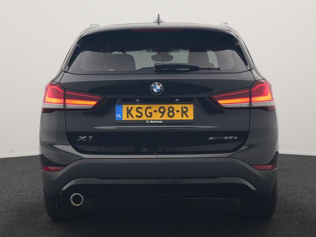 BMW X1 xDrive25e Advantage PHEV 221pk Dealer O.H. | Head Up | Lederen Comfortzetels Verwarmd | Camera | Cruise Control | Park Asssist | Navigatie | DAB | M Sportstuur | Plug In Hybrid |