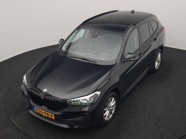 BMW X1 xDrive25e Advantage PHEV 221pk Dealer O.H. | Head Up | Lederen Comfortzetels Verwarmd | Camera | Cruise Control | Park Asssist | Navigatie | DAB | M Sportstuur | Plug In Hybrid |