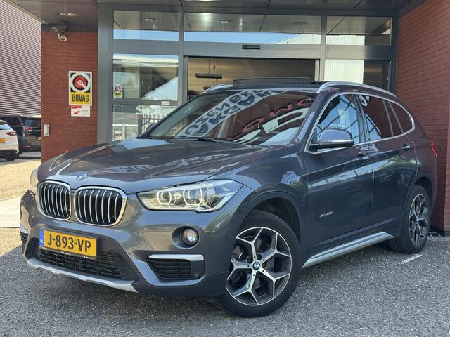 BMW X1 xDrive20i Executive // PANO / SCHUIF- KANTELDAK // NAVI // PDC V+A // CRUISE // TREKHAAK // ELEK. ACHTERKLEP //