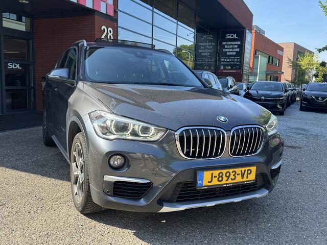 BMW X1 xDrive20i Executive // PANO / SCHUIF- KANTELDAK // NAVI // PDC V+A // CRUISE // TREKHAAK // ELEK. ACHTERKLEP //