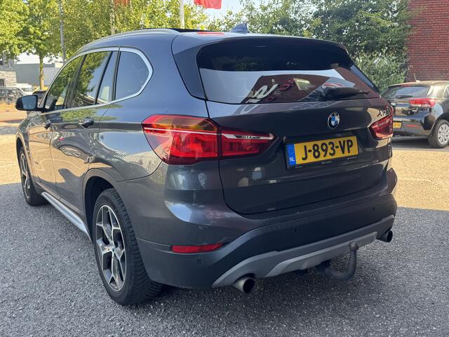 BMW X1 xDrive20i Executive // PANO / SCHUIF- KANTELDAK // NAVI // PDC V+A // CRUISE // TREKHAAK // ELEK. ACHTERKLEP //