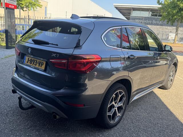 BMW X1 xDrive20i Executive // PANO / SCHUIF- KANTELDAK // NAVI // PDC V+A // CRUISE // TREKHAAK // ELEK. ACHTERKLEP //