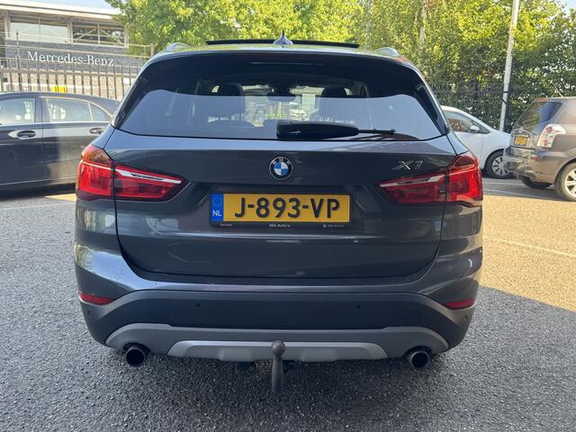 BMW X1 xDrive20i Executive // PANO / SCHUIF- KANTELDAK // NAVI // PDC V+A // CRUISE // TREKHAAK // ELEK. ACHTERKLEP //