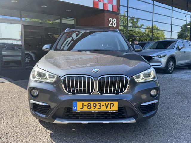 BMW X1 xDrive20i Executive // PANO / SCHUIF- KANTELDAK // NAVI // PDC V+A // CRUISE // TREKHAAK // ELEK. ACHTERKLEP //