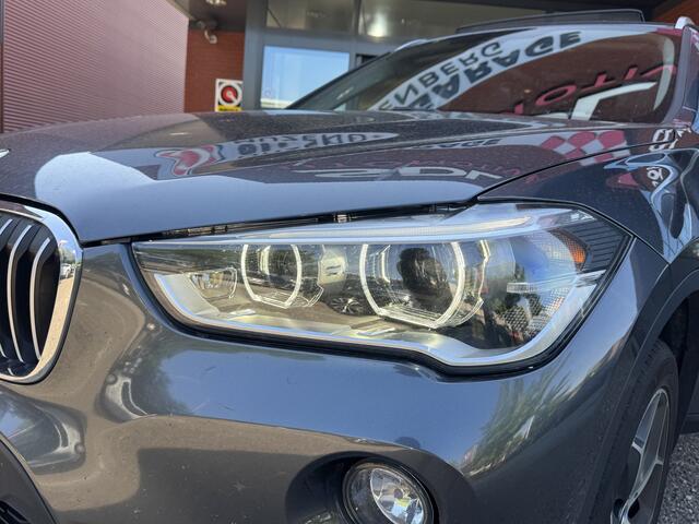 BMW X1 xDrive20i Executive // PANO / SCHUIF- KANTELDAK // NAVI // PDC V+A // CRUISE // TREKHAAK // ELEK. ACHTERKLEP //