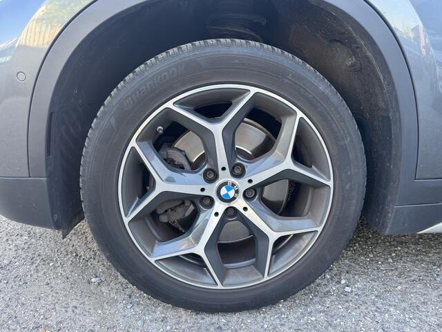 BMW X1 xDrive20i Executive // PANO / SCHUIF- KANTELDAK // NAVI // PDC V+A // CRUISE // TREKHAAK // ELEK. ACHTERKLEP //