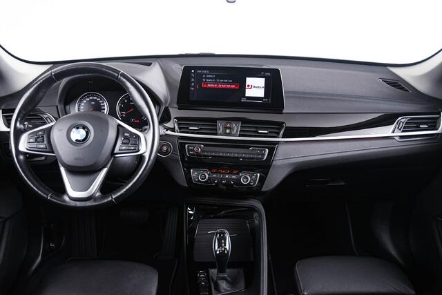 BMW X1 sDrive20i xLine - Trekhaak - Panoramadak - Elektrisch verstelbare/verwarmde stoelen - Head up - Elektrische achterklep - Cruise control - Sportstoelen - Stuurwielrand verwarmd - Navigatiesysteem Plus -
