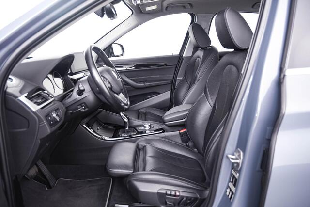 BMW X1 sDrive20i xLine - Trekhaak - Panoramadak - Elektrisch verstelbare/verwarmde stoelen - Head up - Elektrische achterklep - Cruise control - Sportstoelen - Stuurwielrand verwarmd - Navigatiesysteem Plus -