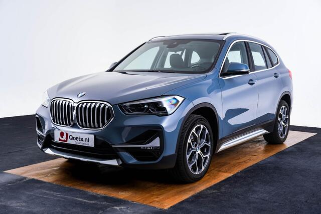 BMW X1 sDrive20i xLine - Trekhaak - Panoramadak - Elektrisch verstelbare/verwarmde stoelen - Head up - Elektrische achterklep - Cruise control - Sportstoelen - Stuurwielrand verwarmd - Navigatiesysteem Plus -