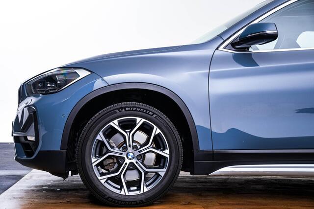 BMW X1 sDrive20i xLine - Trekhaak - Panoramadak - Elektrisch verstelbare/verwarmde stoelen - Head up - Elektrische achterklep - Cruise control - Sportstoelen - Stuurwielrand verwarmd - Navigatiesysteem Plus -