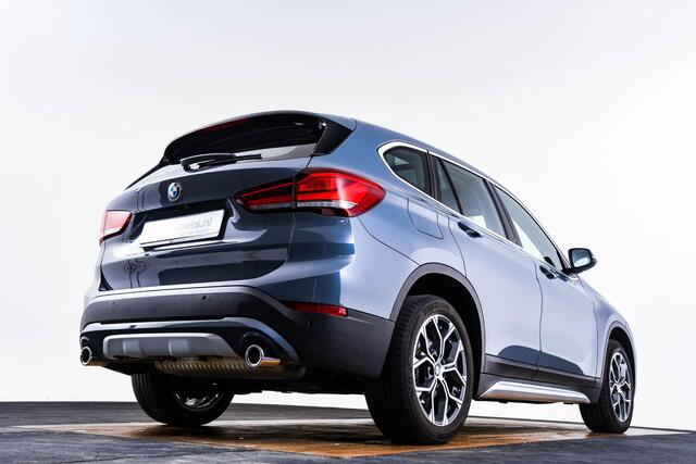 BMW X1 sDrive20i xLine - Trekhaak - Panoramadak - Elektrisch verstelbare/verwarmde stoelen - Head up - Elektrische achterklep - Cruise control - Sportstoelen - Stuurwielrand verwarmd - Navigatiesysteem Plus -